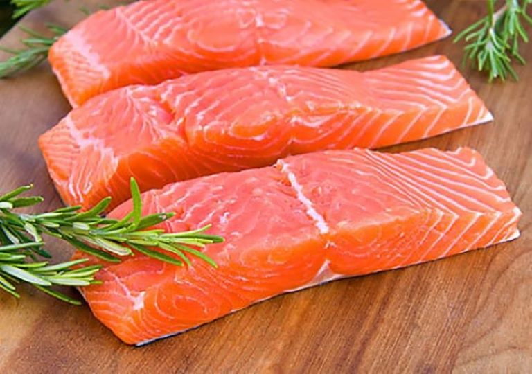 Cá hồi nằm trong nhóm thực phẩm giàu omega 3, tốt cho người bị đau dạ dày