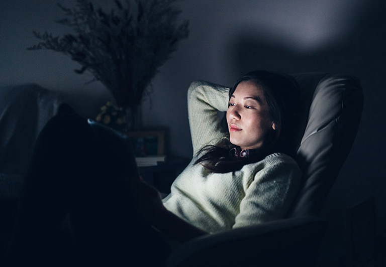 Nguồn ánh sáng xanh từ một số thiết bị điện tử vô tình làm rối loạn chu trình thức – ngủ và gây mất ngủ dai dẳng