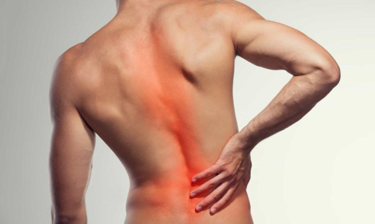 Cơn đau có thể xuất hiện do ảnh hưởng từ bệnh thoát vị đĩa đệm cột sống thắt lưng