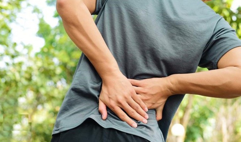 Nam giới bị đau lưng bên phải có thể do các vấn đề về thận gây ra