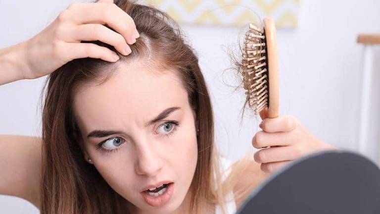 Trường hợp nấm da đầu không can thiệp sớm sẽ khiến da đầu bị tổn thương nặng nề, các mảng da bị bong tróc khiến tóc rụng nhiều