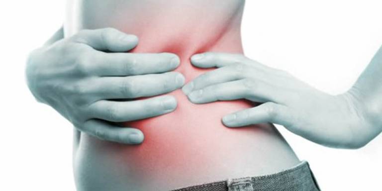 Sỏi thận gây cảm giác đau lưng, đau bụng mạn sườn âm ỉ hoặc dữ dội, đau nhói.