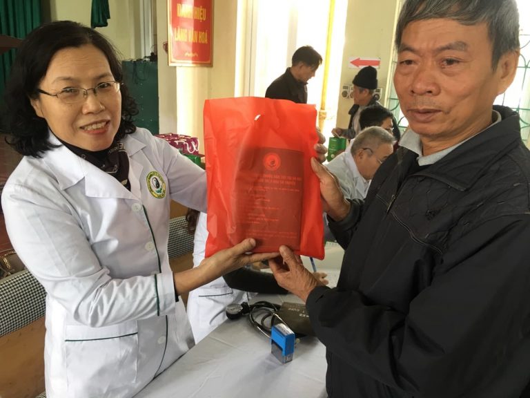 TS.BS Nguyễn Thị Vân Anh tại buổi khám chữa bệnh miễn phí cho người cao tuổi Hà Nội