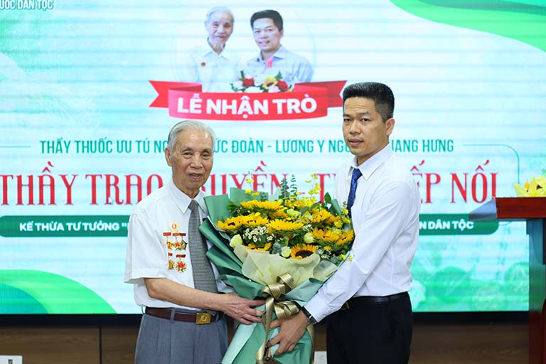 Lương y Nguyễn Quang Hưng tặng hoa cảm ơn thầy