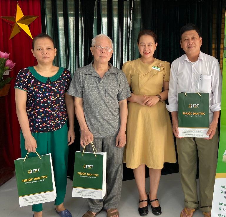 Bà Đinh Kim Thoa thay mặt 2 đơn vị gửi đến người dân tham dự buổi thăm khám những phần quà tặng sức khỏe ý nghĩa