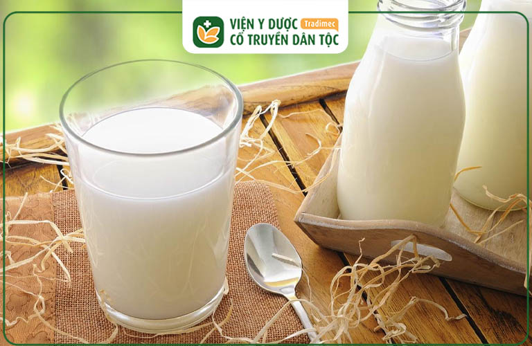 Sữa tươi có chứa Lactose nên dễ gây táo bón, đầy bụng, khó tiêu