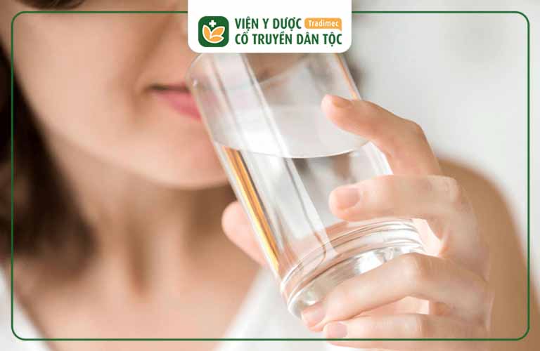 Uống nhiều nước là phương pháp hiệu quả không chỉ tốt cho bệnh sỏi niệu quản