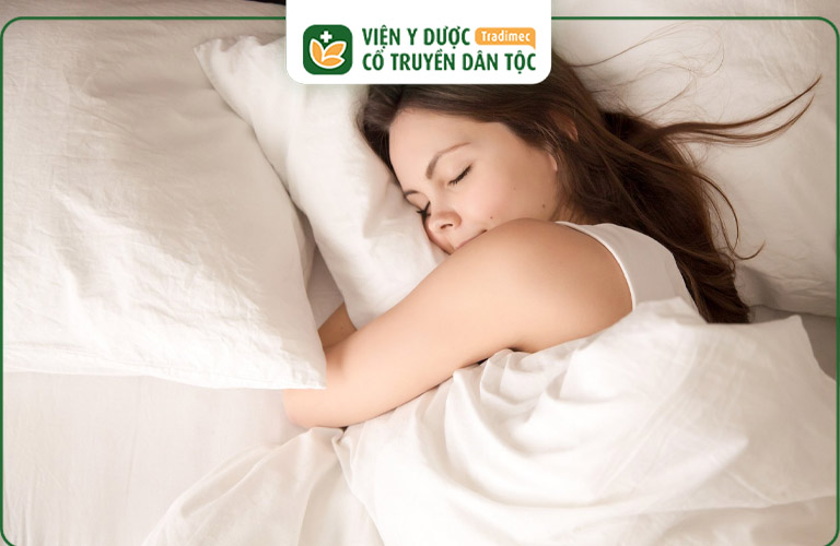 Người bị trào ngược dạ dày nên ngủ sớm, hạn chế thức khuya 