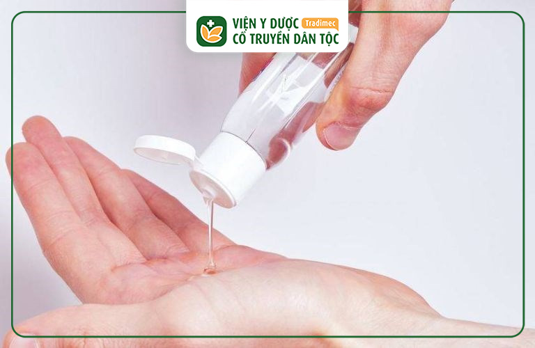 Lấy khoảng 2 - 3ml dung dịch vệ sinh ra lòng bàn tay