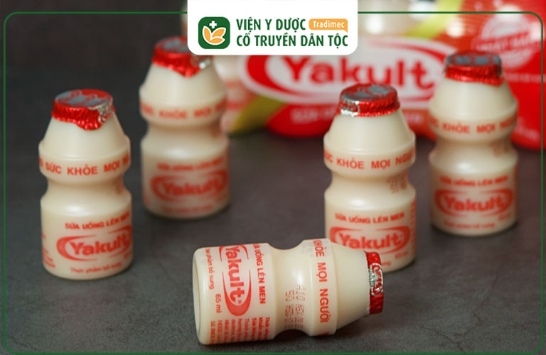 Yakult là một loại sữa chua uống lên men chứa chủng vi khuẩn có lợi Lactobacillus casei Shirota