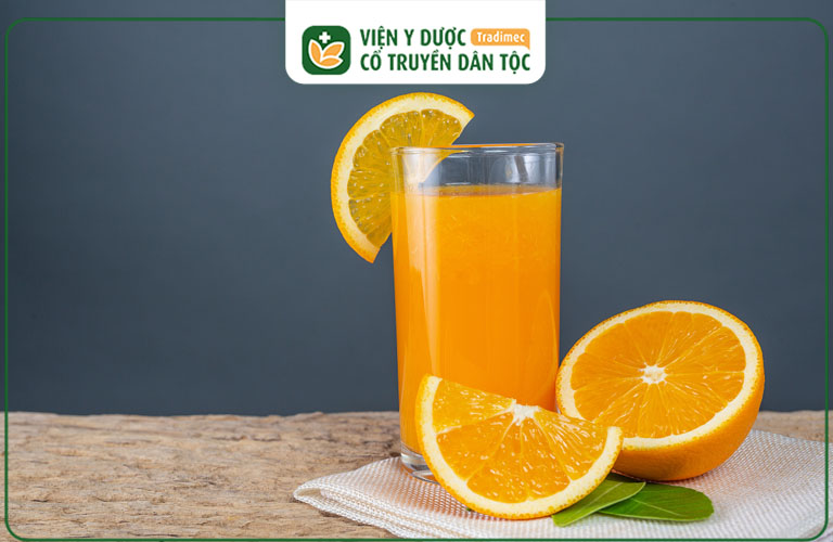 Trào ngược dạ dày có được uống nước cam không là thắc mắc của nhiều người