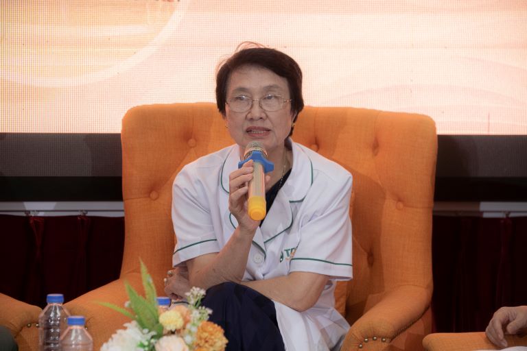 Bác sĩ Nguyễn Thị Nhuần chia sẻ tại buổi Tọa đàm
