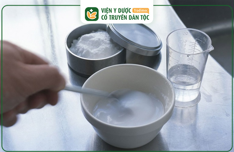 Pha baking soda với nước ấm giúp cải thiện trào ngược dạ dày