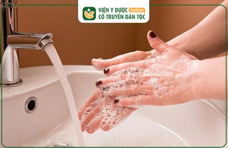 Rửa tay sạch sẽ trước khi ăn, sau khi đi vệ sinh
