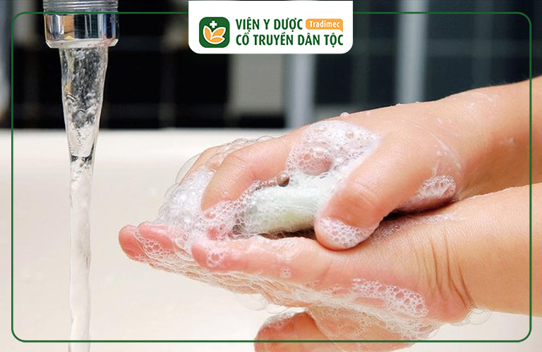 Rửa tay quá nhiều khiến da tay khô ráp