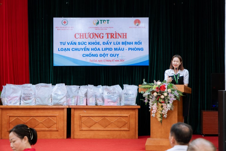 Đại diện Trung tâm Thuốc dân tộc chia sẻ và tặng quà sức khỏe cho bà con