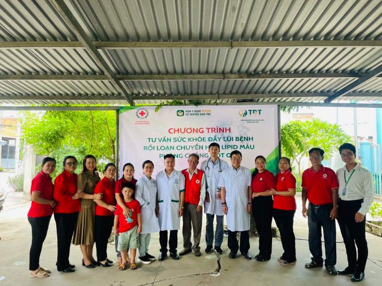 Ban lãnh đạo Dự án Bảo vệ tim mạch Việt Nam phối hợp cùng UBND các phường cùng Hội chữ thập đỏ tổ chức chương trình