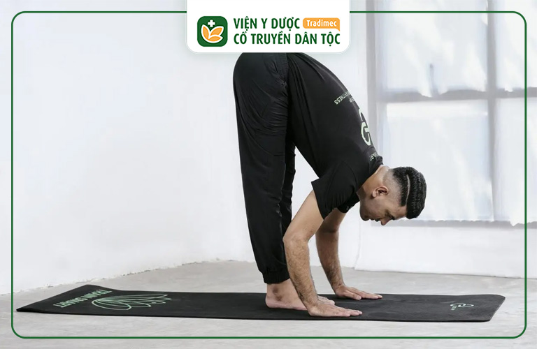 Tư thế yoga đứng gập về phía trước dành cho nam giới rối loạn cương dương