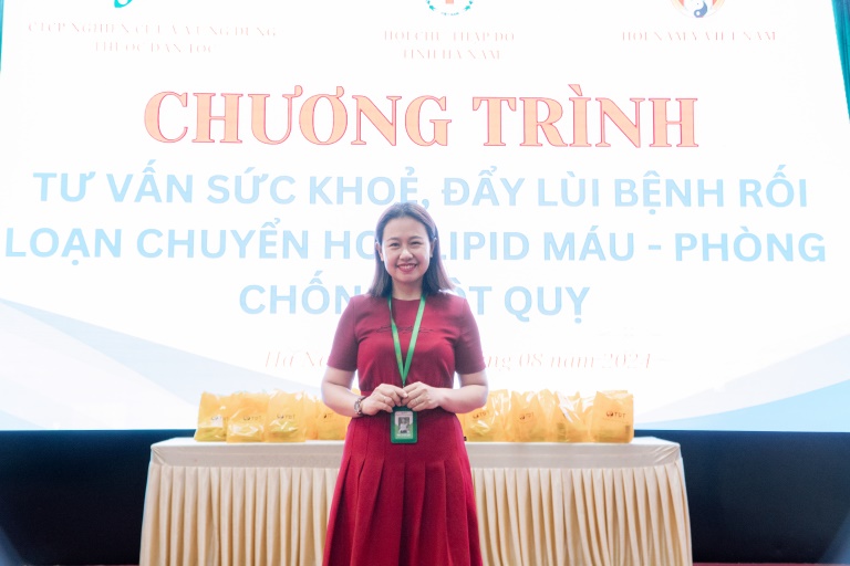 Đại diện Trung tâm Thuốc dân tộc tặng quà sức khỏe cho bà con