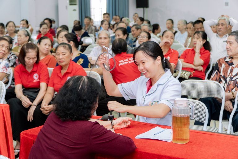 Các bác sĩ nhiệt tình thăm khám và tư vấn cho bà con