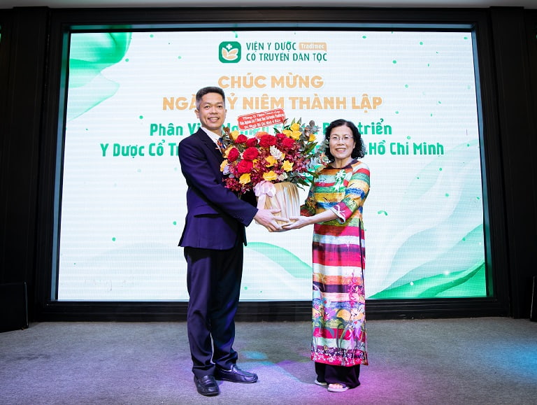 TS.BS Vân Anh đại diện Viện lên nhận hoa chúc mừng 