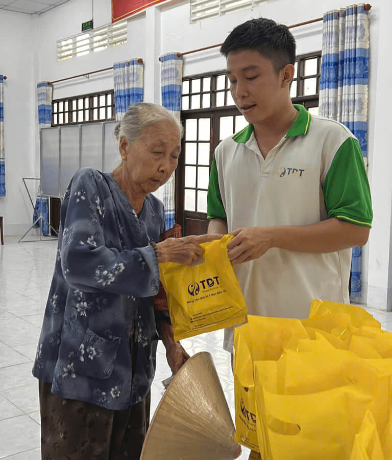 Những phần quà tri ân gửi tặng bà con