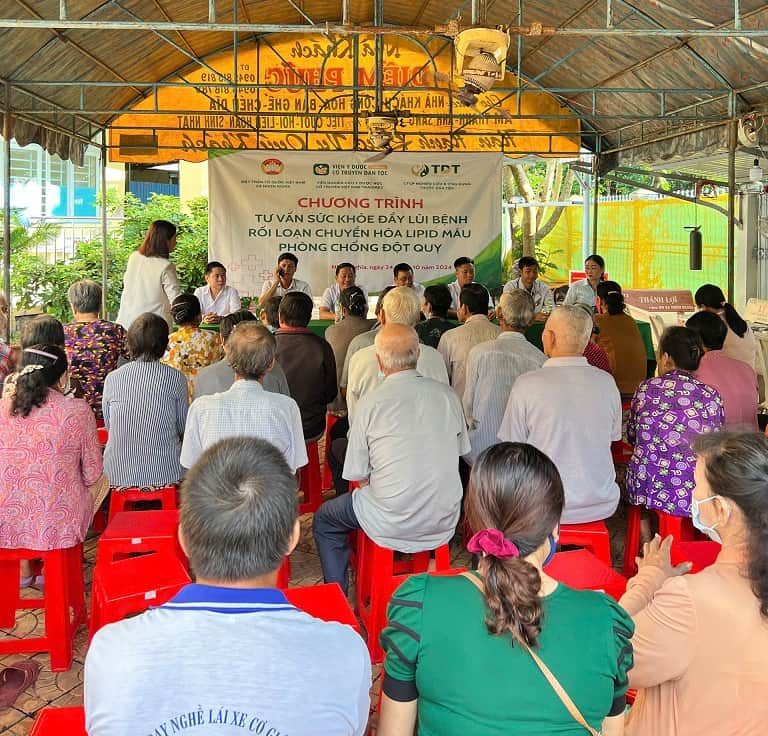 Buổi thăm khám sức khỏe có sự tham gia của đội ngũ chuyên gia, bác sĩ đầu ngành và đông đảo bà con địa phương