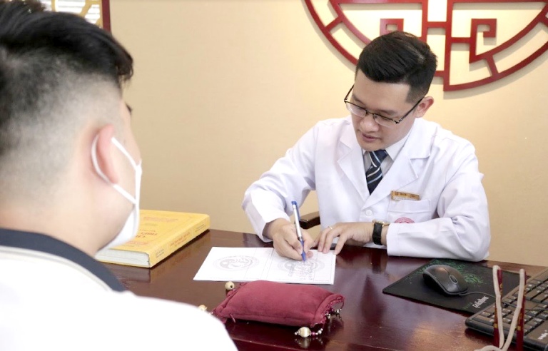 Bác sĩ Trần Hải Long chú trọng điều trị đúng thể bệnh để nâng cao hiệu quả khám chữa bệnh