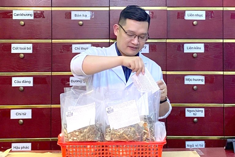 Bác sĩ Trần Hải Long luôn chú trọng cá nhân hóa phác đồ điều trị cho từng người bệnh
