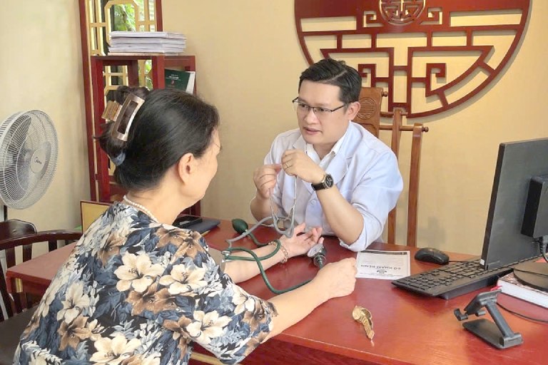 Bác sĩ Trần Hải Long luôn chú trọng giải thích dễ hiểu để đưa YHCT đến gần hơn với người bệnh